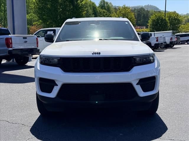 Used 2024 Jeep Grand Cherokee Altitude RWD image 9