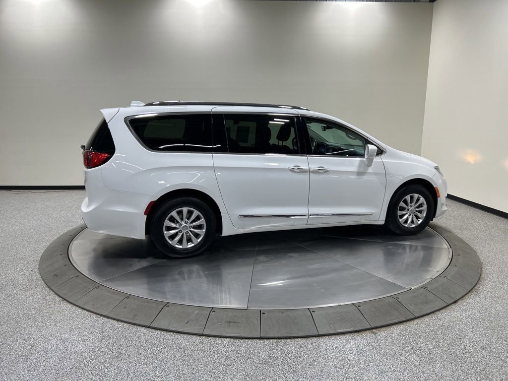 Used 2018 Chrysler Pacifica Touring-L FWD image 6