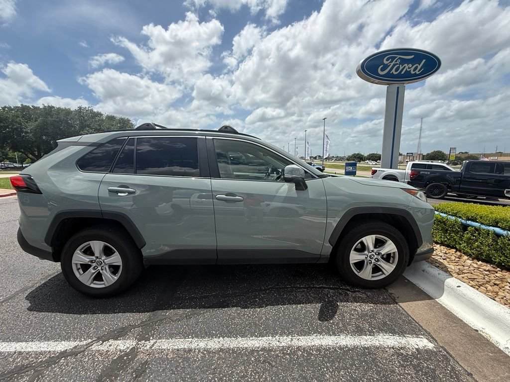 Used 2019 Toyota RAV4 XLE w/ Convenience Package FWD image 4