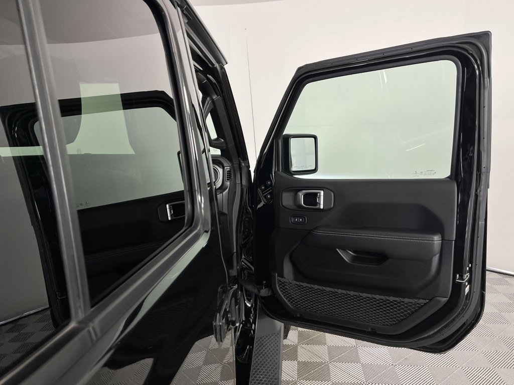 Used 2020 Jeep Wrangler Unlimited Sahara image 32