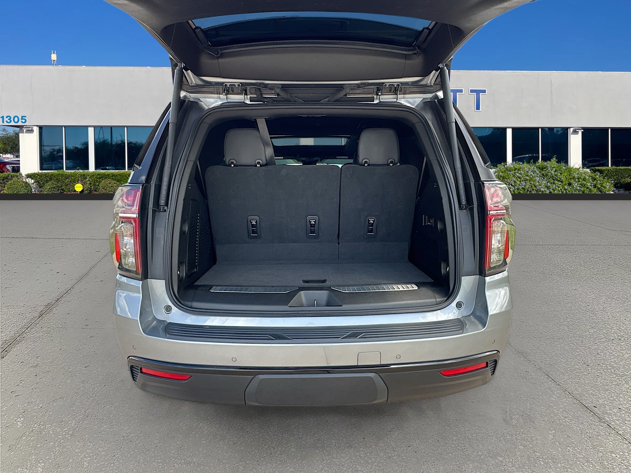 Used 2023 Chevrolet Tahoe Z71 w/ Luxury Package AWD/4WD image 27