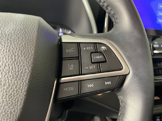 Used 2024 Toyota Highlander XLE AWD/4WD image 9