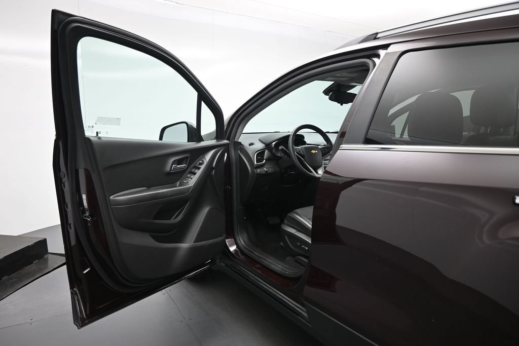 Used 2020 Chevrolet Trax LT w/ LT Convenience Package FWD image 9