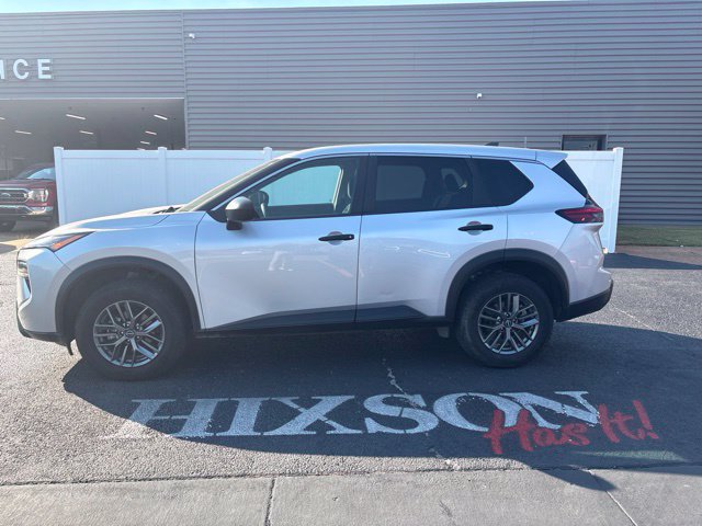 Used 2024 Nissan Rogue S AWD/4WD image 2