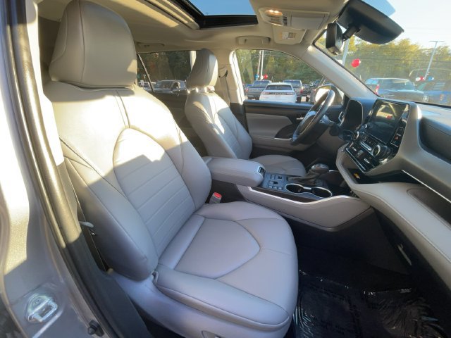 Used 2024 Toyota Highlander XLE AWD/4WD image 33