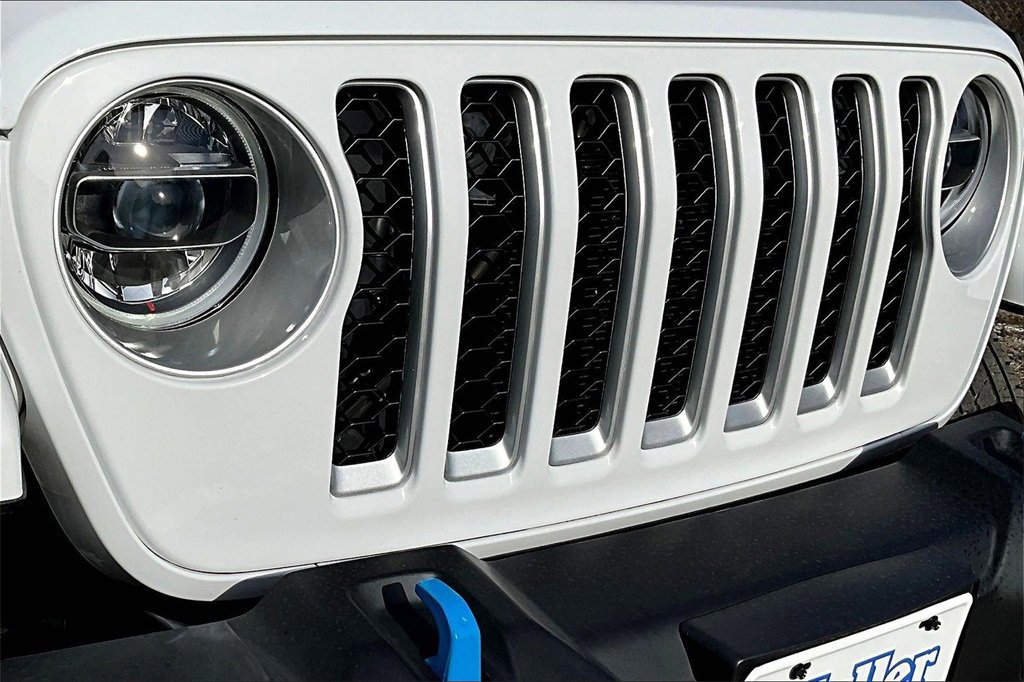 Used 2022 Jeep Wrangler Unlimited Sahara w/ Cold Weather Group image 28