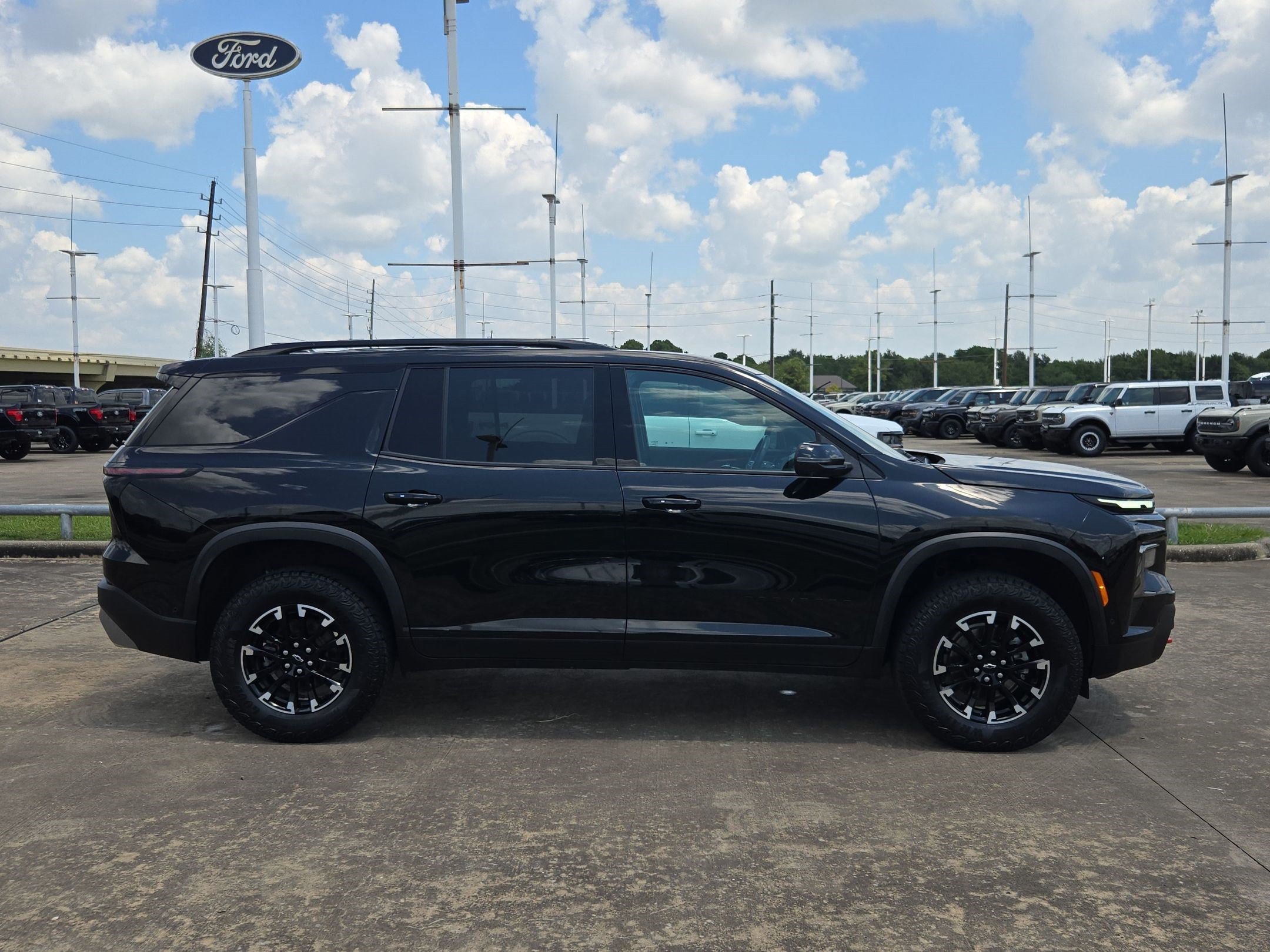 Used 2024 Chevrolet Traverse Z71 w/ Enhanced Driving Package AWD/4WD image 2