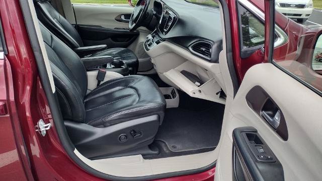Used 2018 Chrysler Pacifica Touring-L w/ Tire & Wheel Group FWD image 19