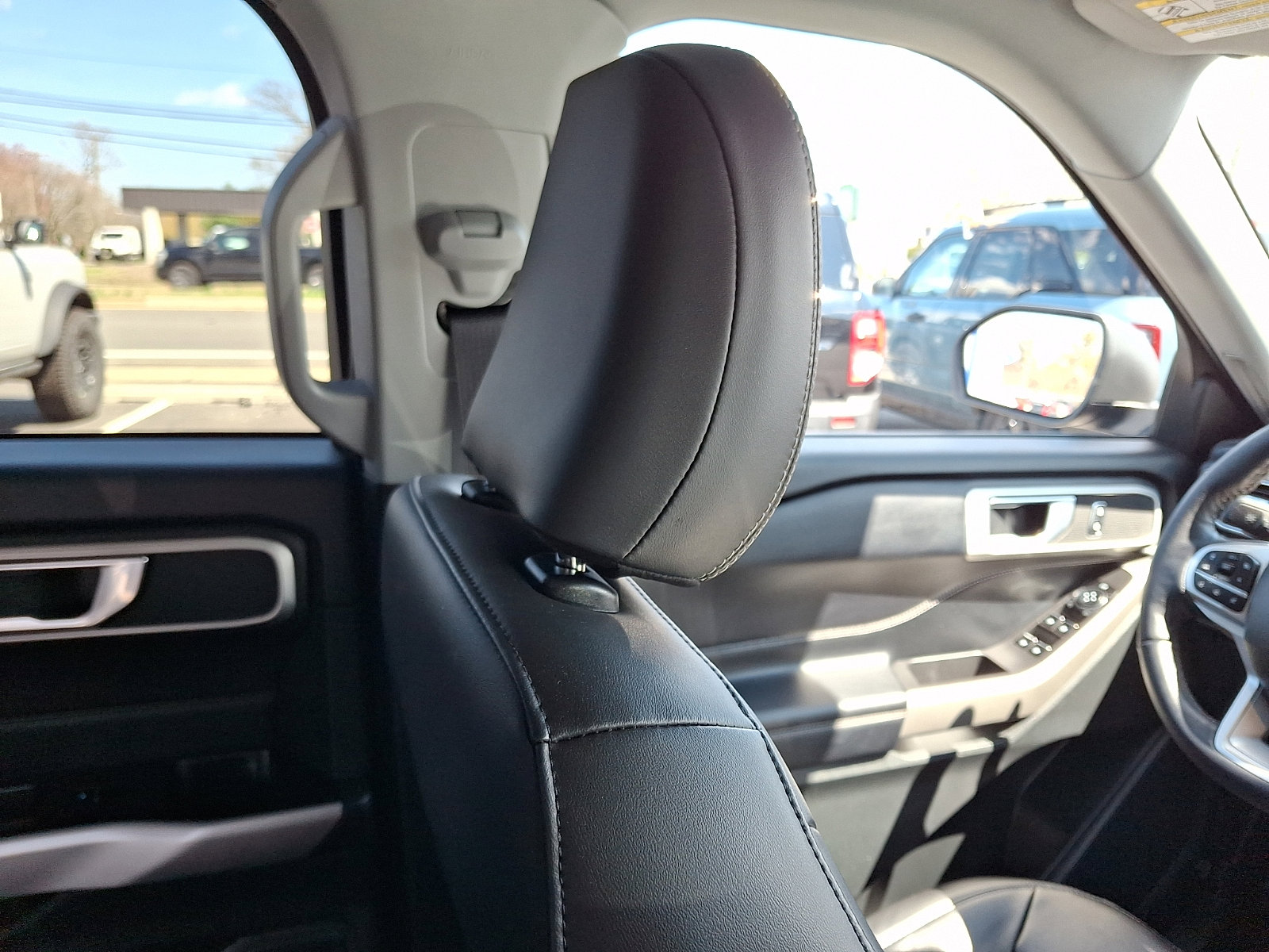 Certified 2022 Ford Explorer XLT w/ Equipment Group 202A AWD/4WD image 13