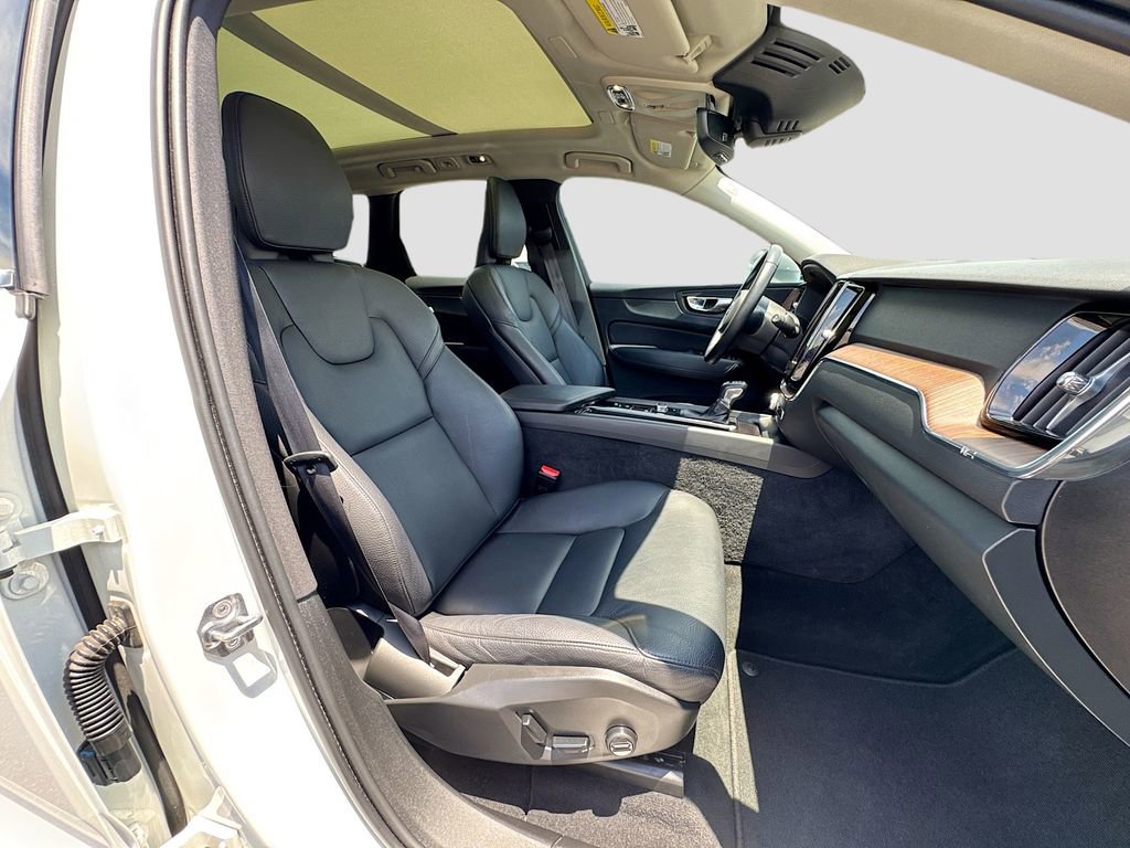 Used 2021 Volvo XC60 T5 Momentum w/ Premium Package FWD image 30