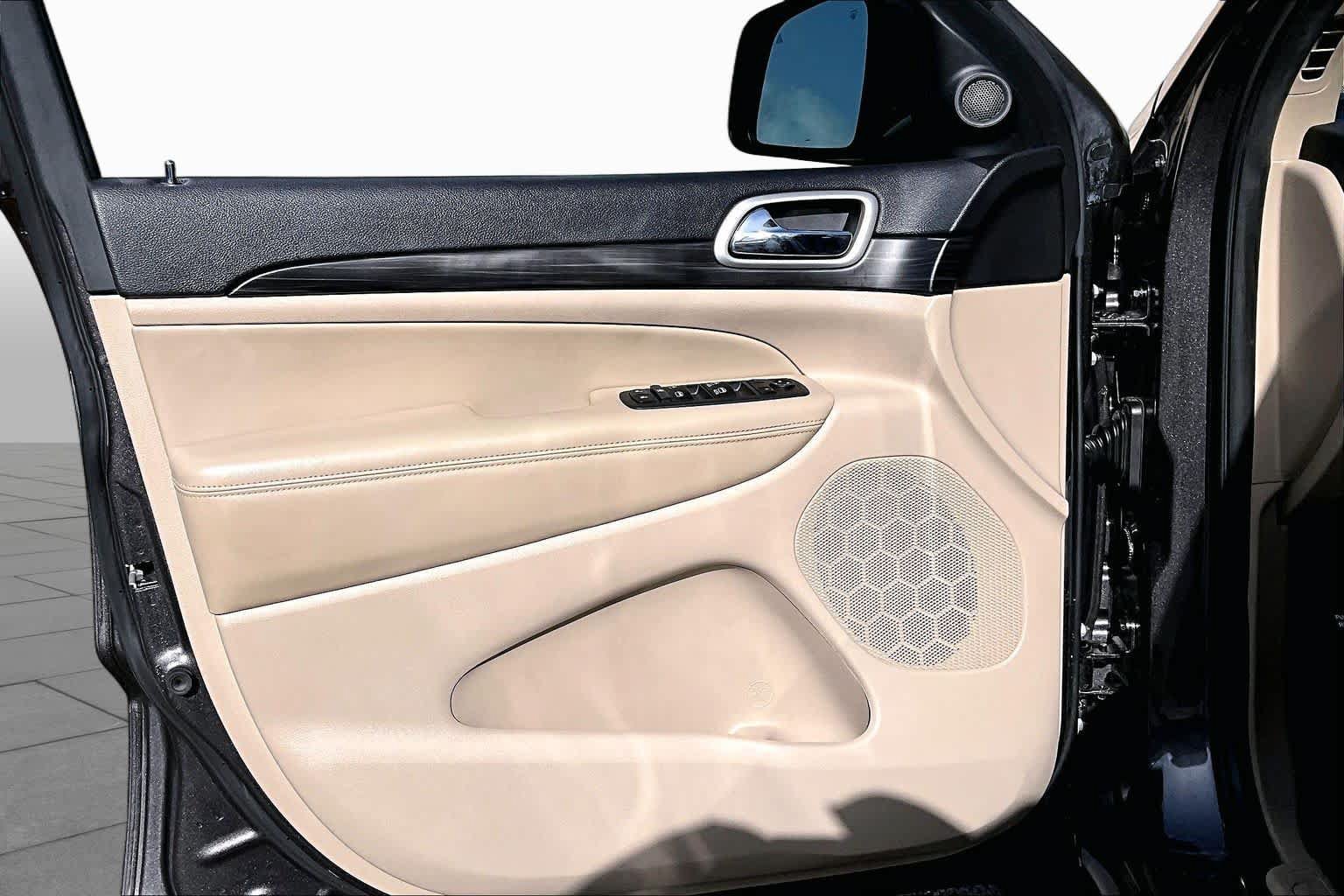 Used 2020 Jeep Grand Cherokee Laredo RWD image 22