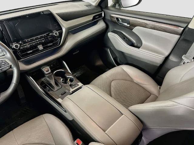 Used 2021 Toyota Highlander Limited FWD image 11