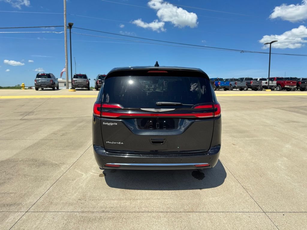 Used 2023 Chrysler Pacifica Touring-L FWD image 6