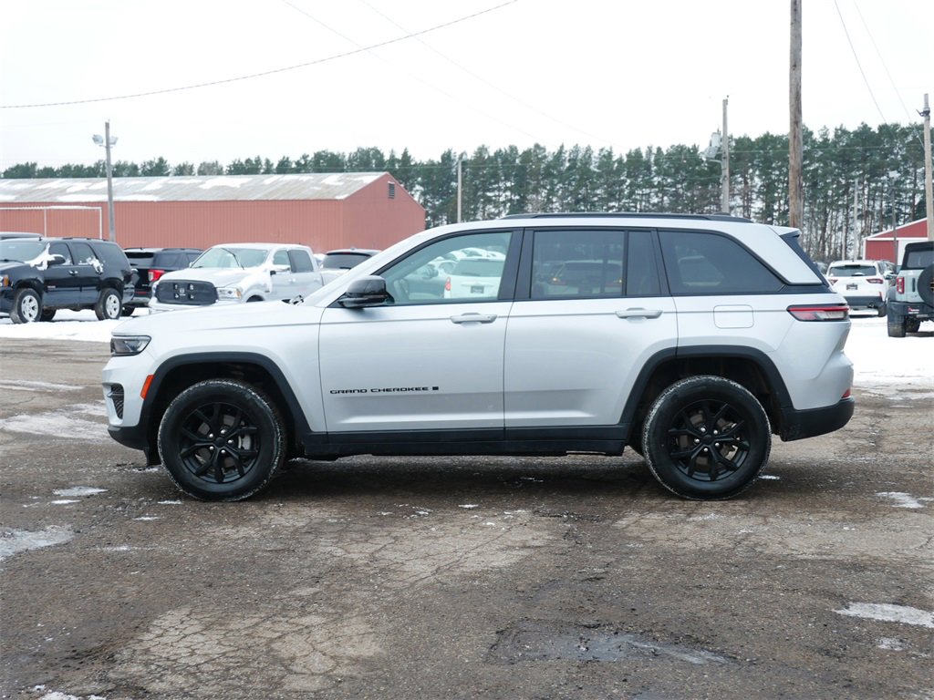 Used 2024 Jeep Grand Cherokee Altitude image 5