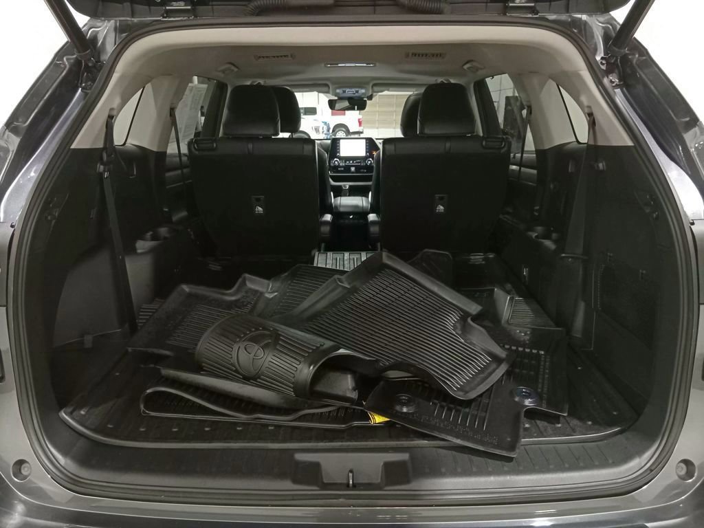 Used 2021 Toyota Highlander XLE image 11