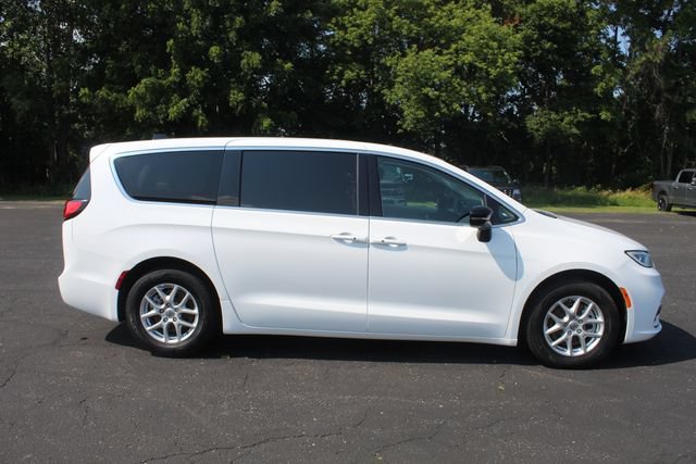 Used 2024 Chrysler Pacifica Touring-L FWD image 14