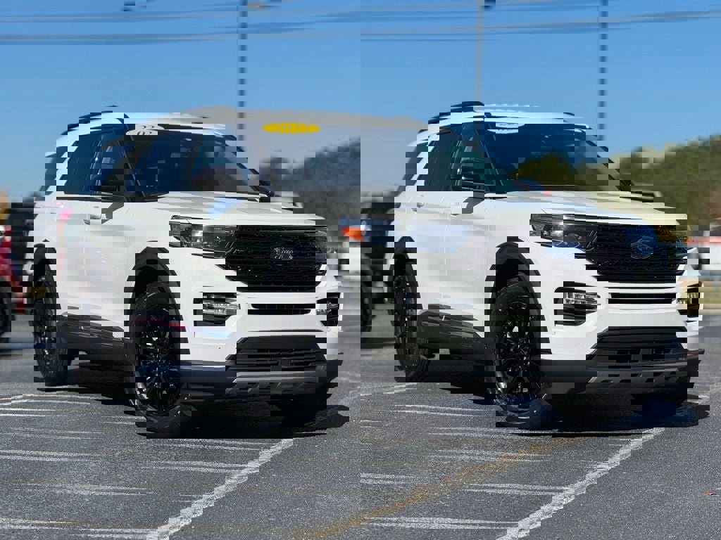 Certified 2022 Ford Explorer XLT w/ Equipment Group 202A image 2