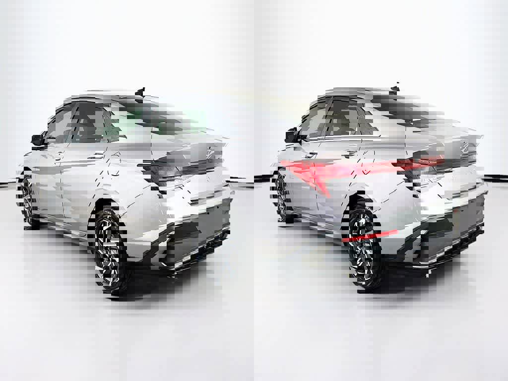 Used 2025 Hyundai Elantra SEL image 3