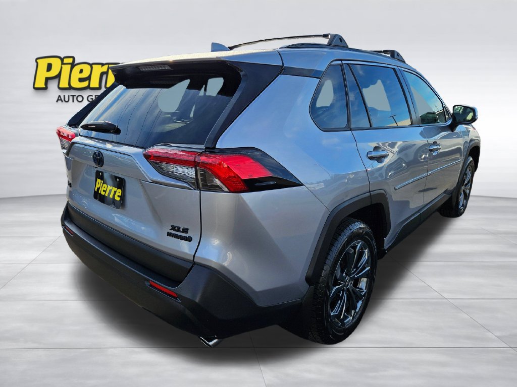 Used 2022 Toyota RAV4 XLE Premium AWD/4WD image 5