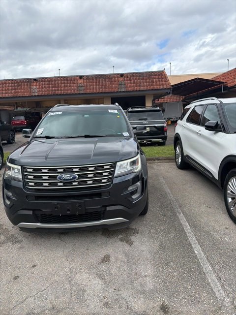 Certified 2017 Ford Explorer XLT image 3
