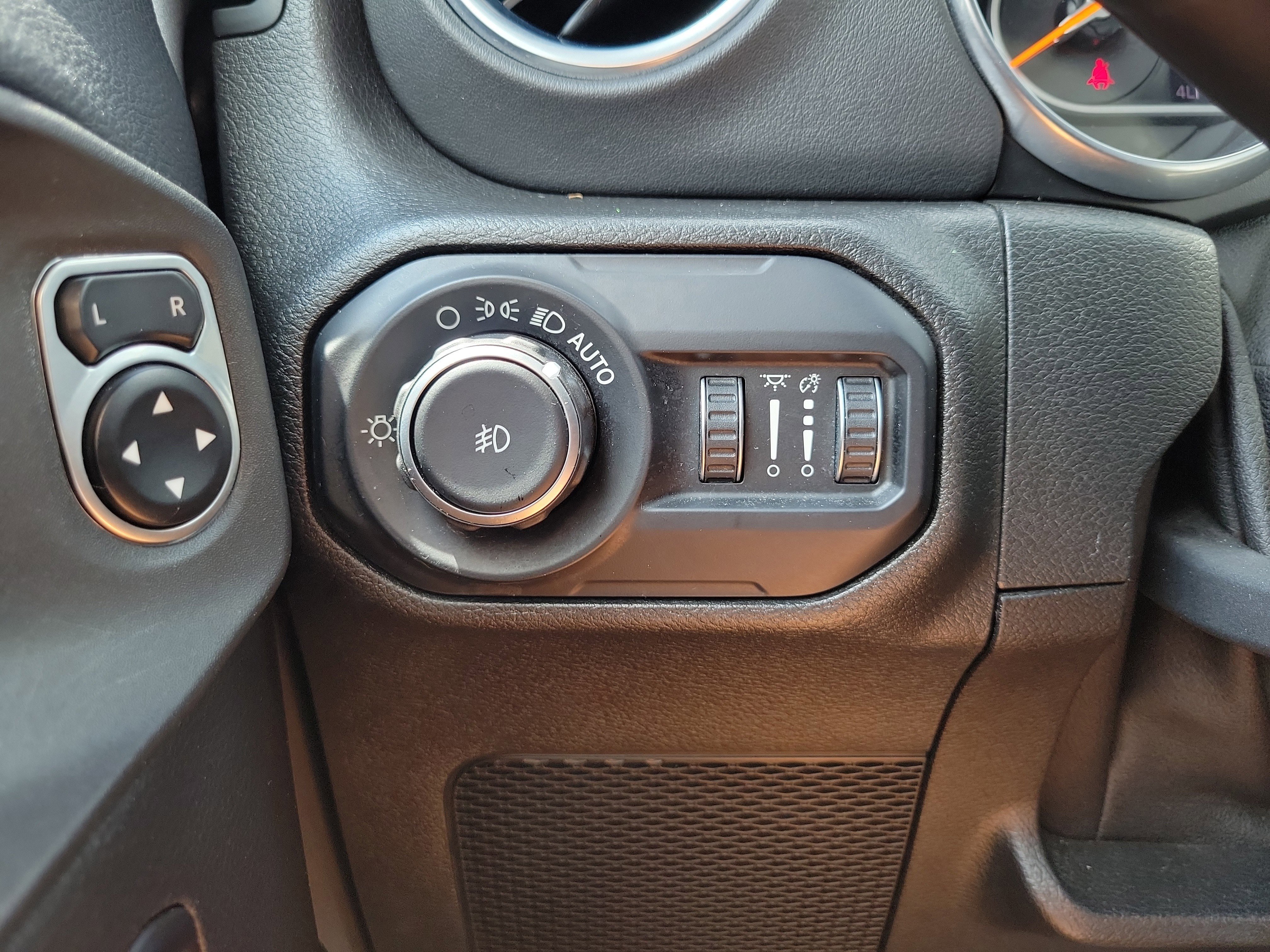 Used 2018 Jeep Wrangler Unlimited Sahara image 27