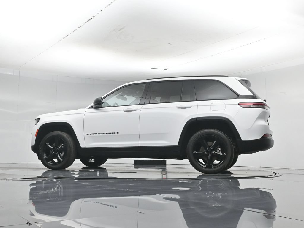 Used 2023 Jeep Grand Cherokee Altitude AWD/4WD image 56
