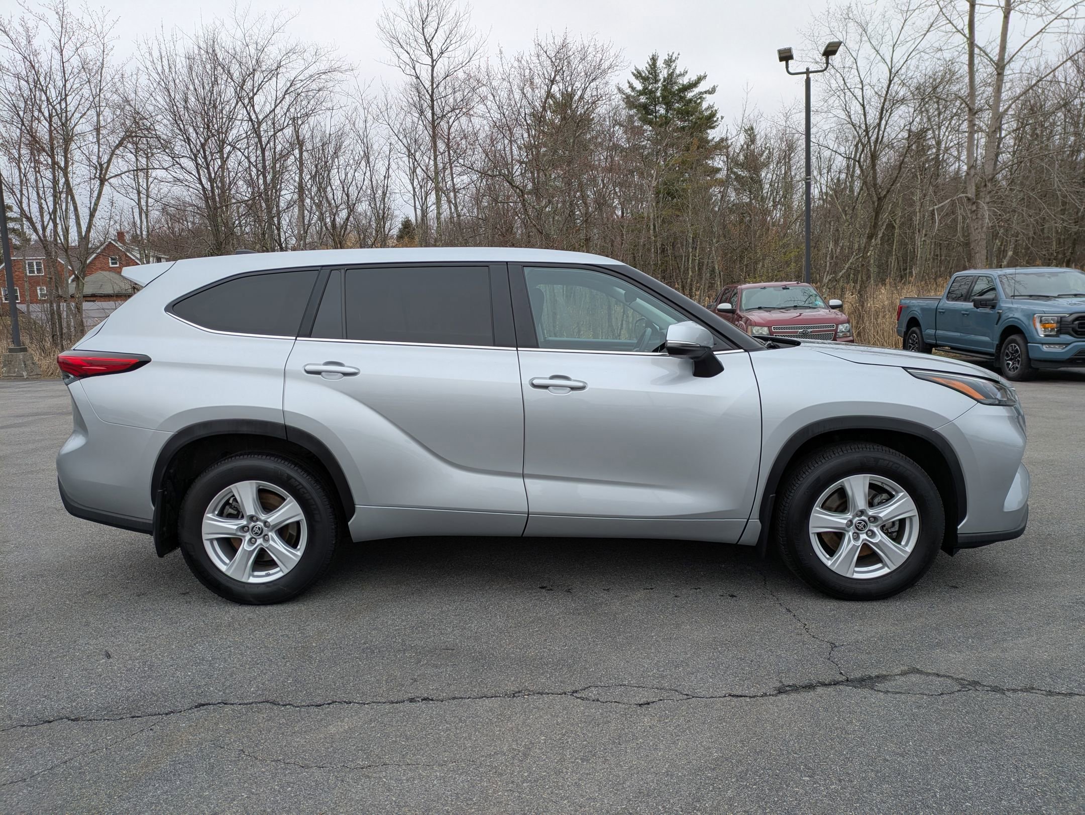 Used 2023 Toyota Highlander LE AWD/4WD image 2