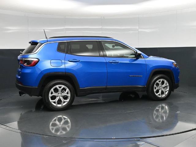 Used 2024 Jeep Compass Latitude w/ Convenience Group AWD/4WD image 2