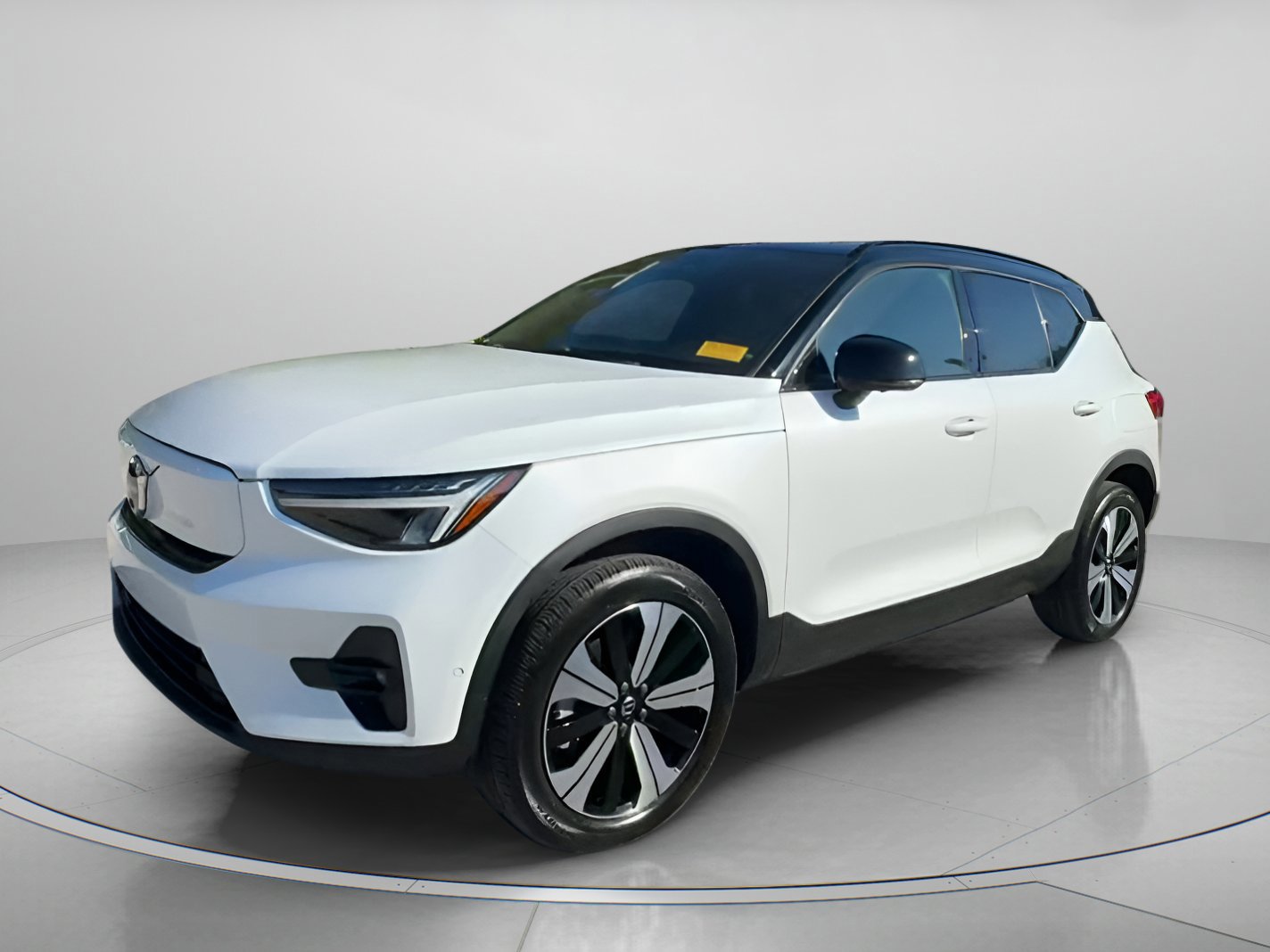 Used 2023 Volvo XC40 Recharge Plus image 5