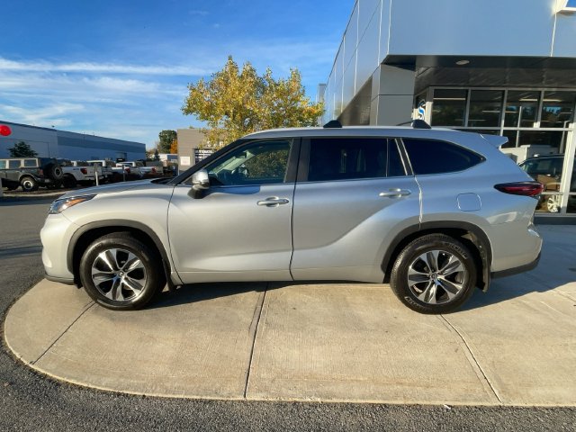 Used 2024 Toyota Highlander XLE AWD/4WD image 4