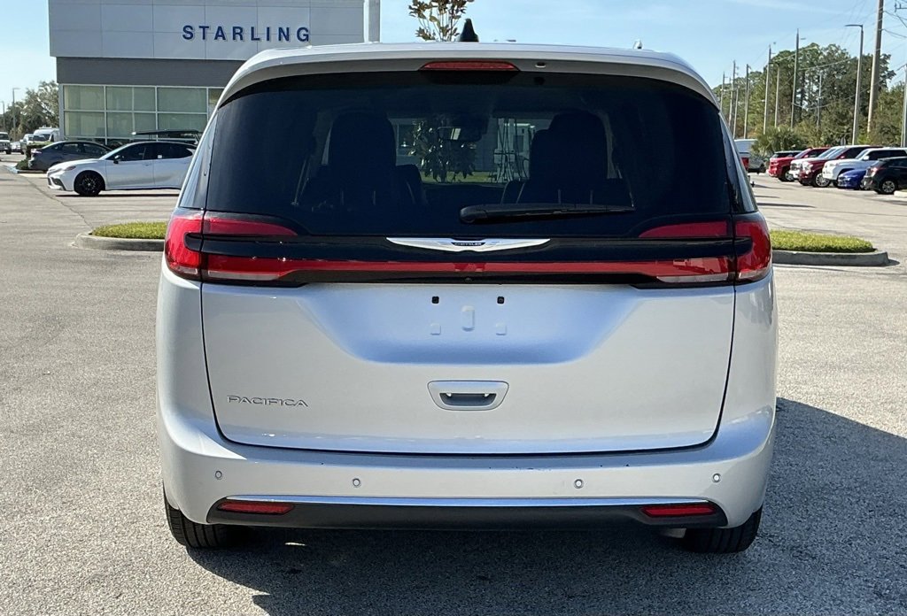 Used 2024 Chrysler Pacifica Touring-L image 8