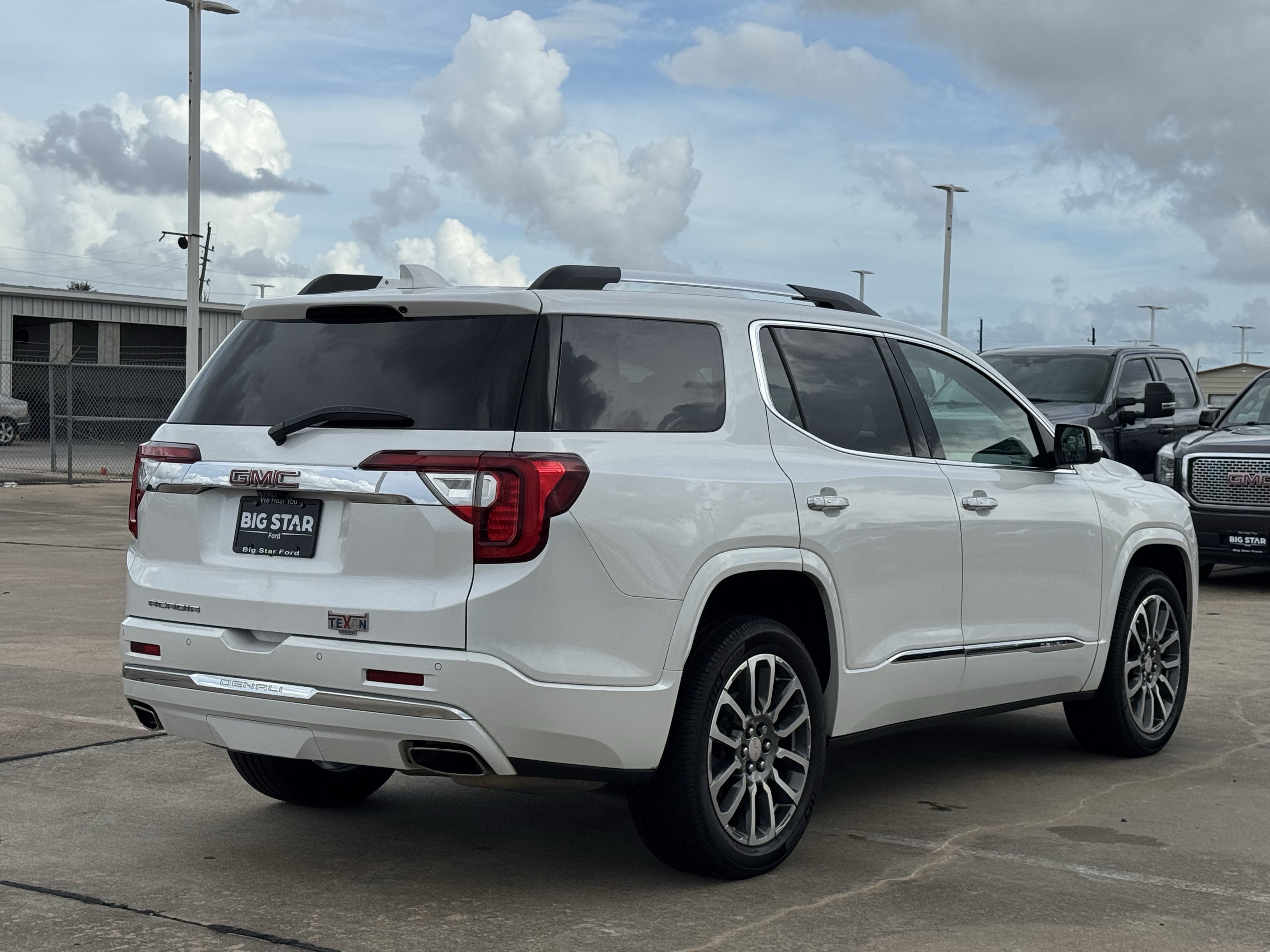 Used 2022 GMC Acadia Denali w/ Denali Ultimate Package FWD image 7