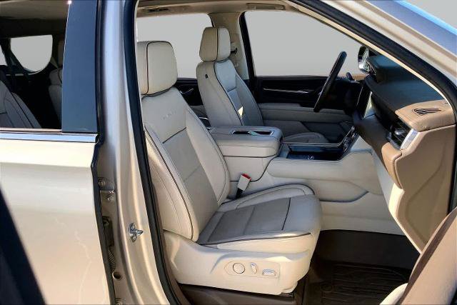 Used 2022 GMC Yukon XL Denali w/ Denali Premium Package RWD image 9
