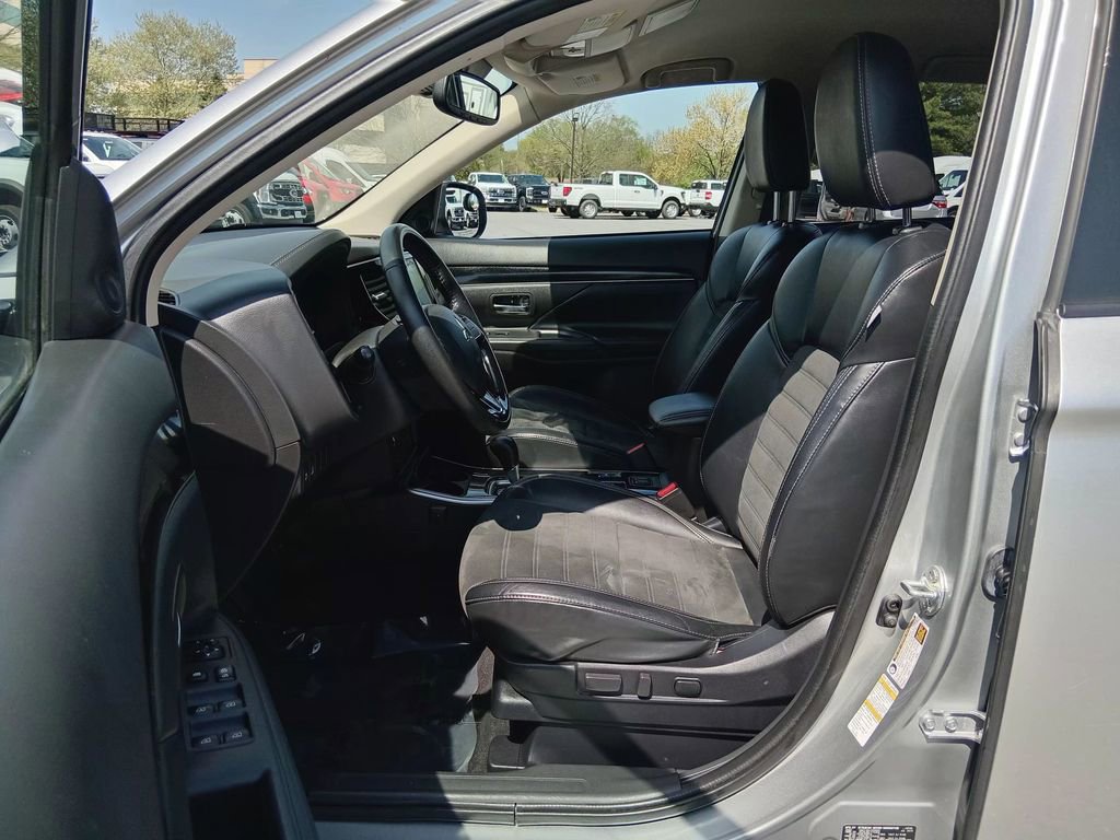 Used 2020 Mitsubishi Outlander SE AWD/4WD image 16