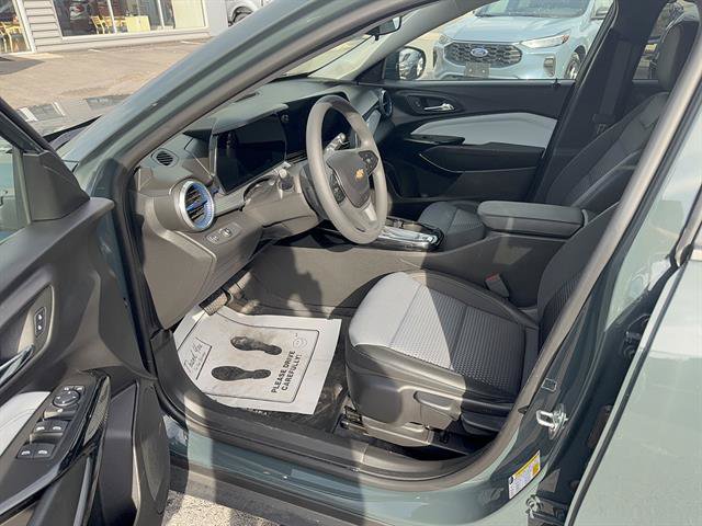 Used 2025 Chevrolet Trax LT FWD image 7