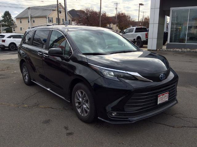 Used 2025 Toyota Sienna XLE image 2