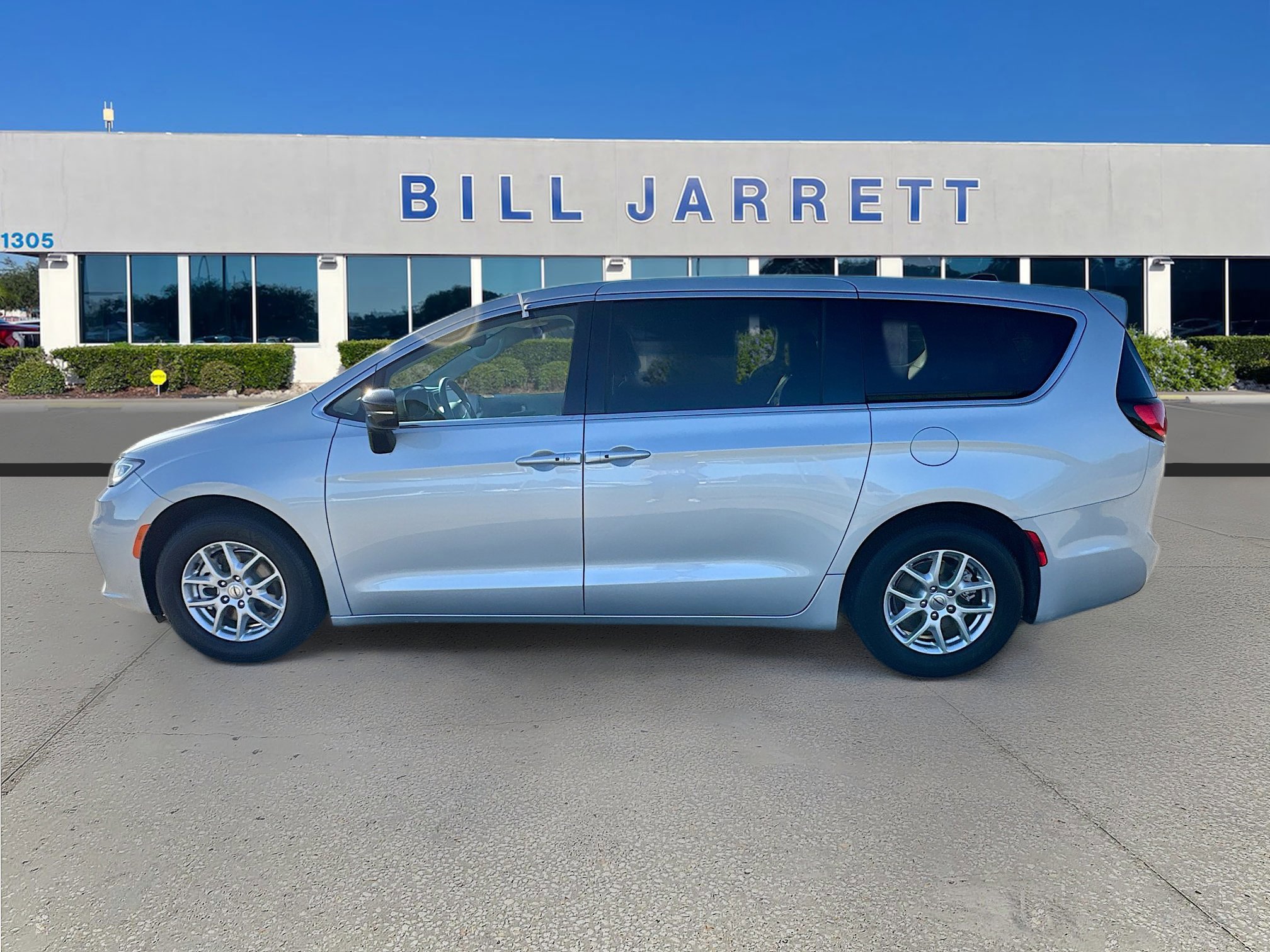 Used 2024 Chrysler Pacifica Touring-L image 2