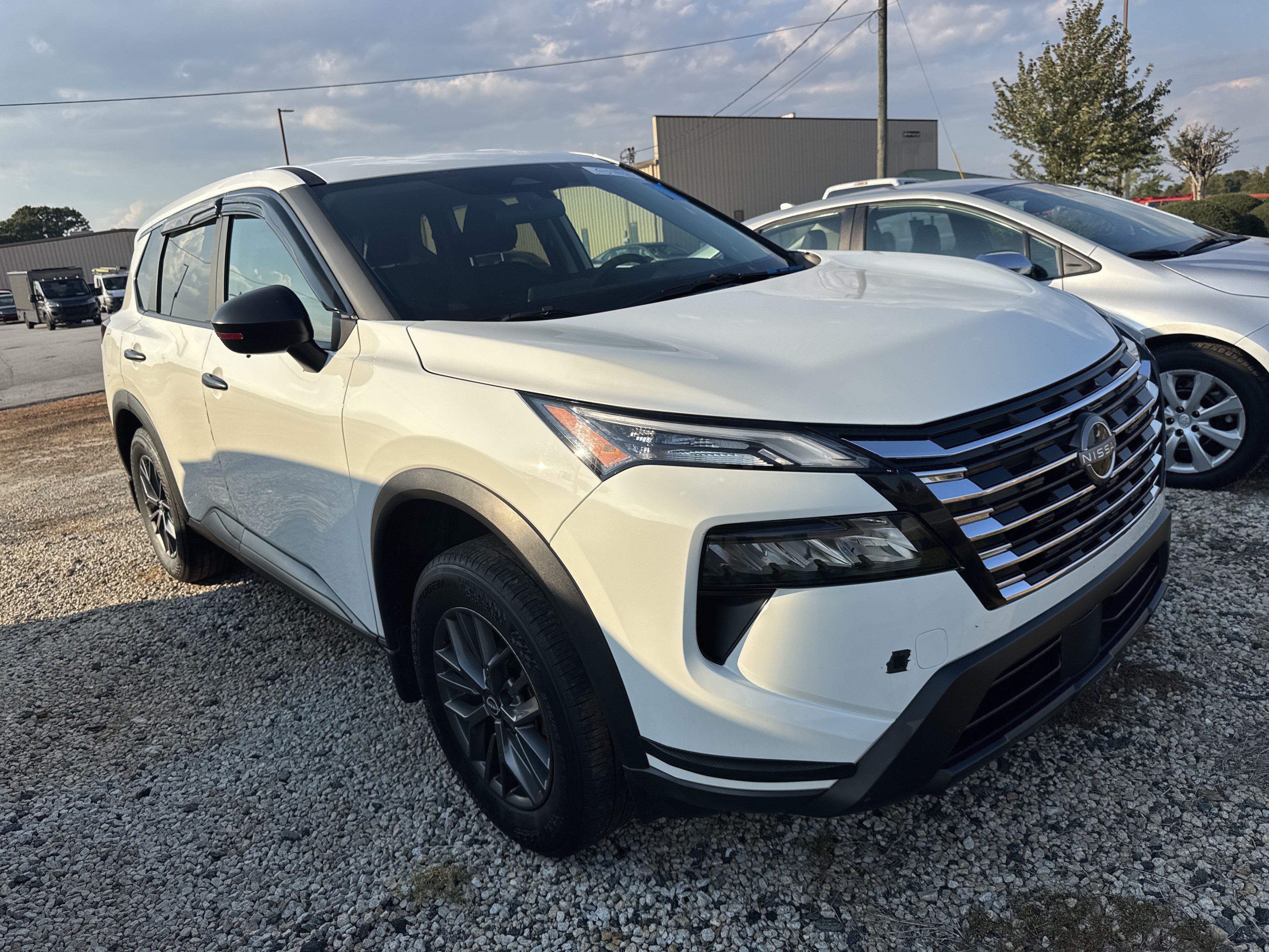 Used 2025 Nissan Rogue S FWD image 3