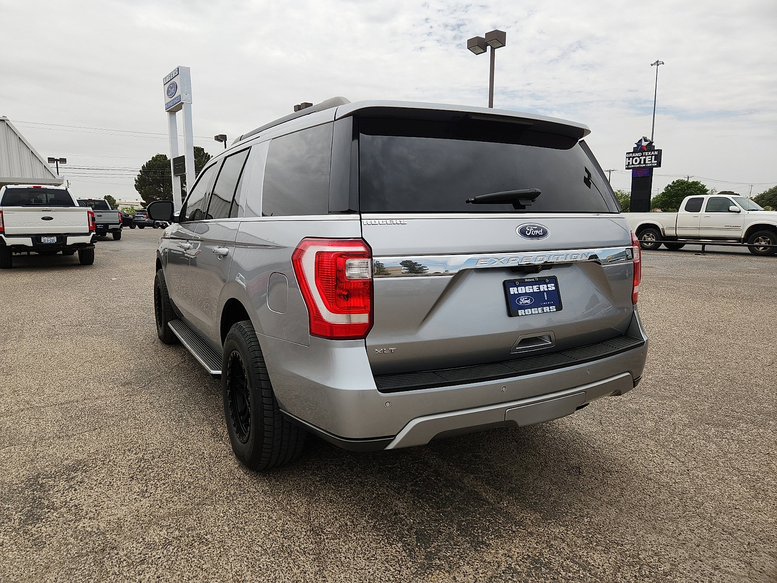 Certified 2020 Ford Expedition XLT w/ Equipment Group 202A AWD/4WD image 5