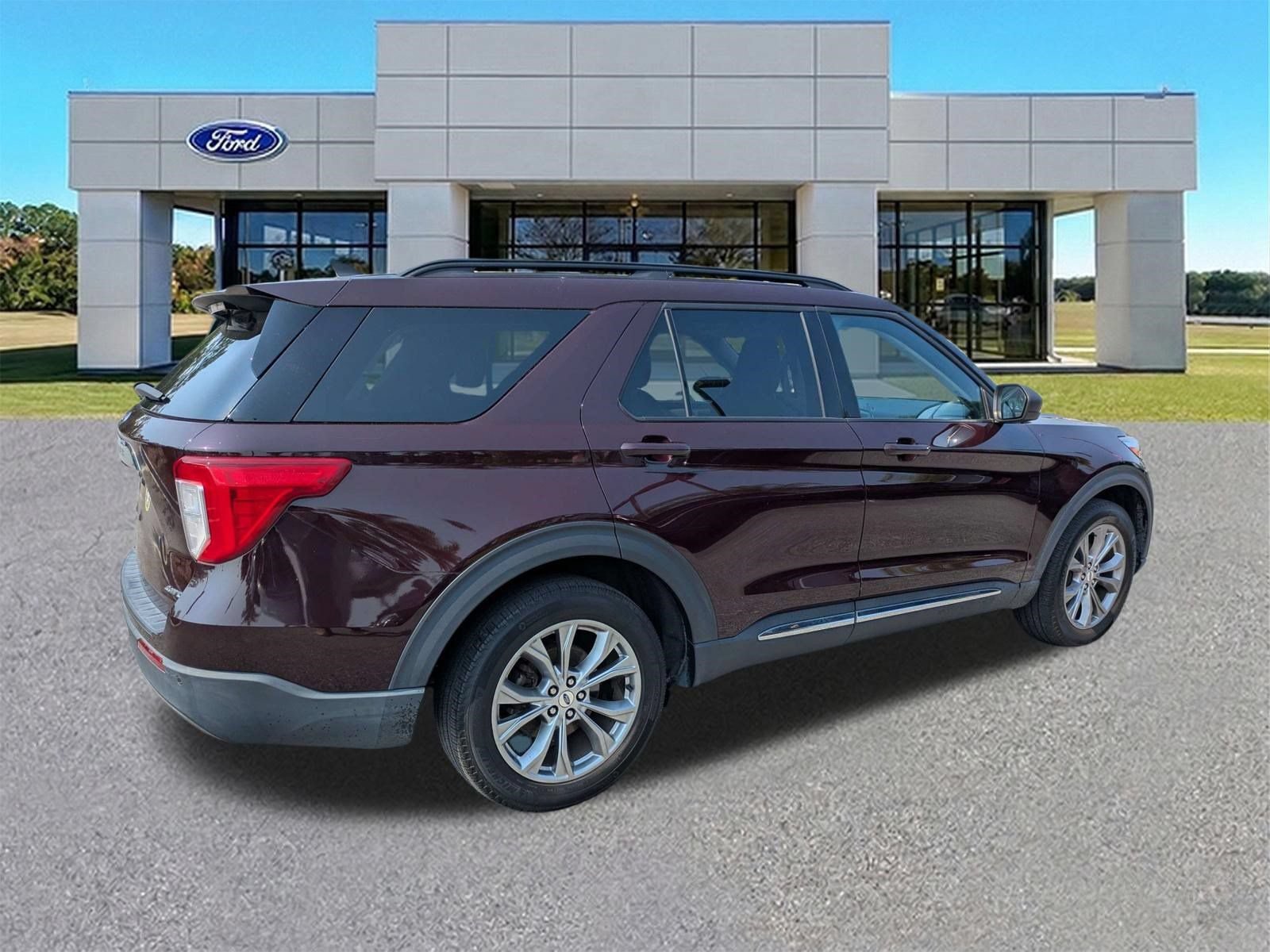 Certified 2022 Ford Explorer XLT w/ Equipment Group 202A AWD/4WD image 2