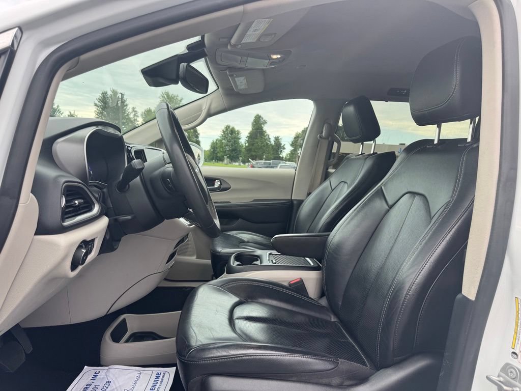 Used 2022 Chrysler Pacifica Touring-L FWD image 5