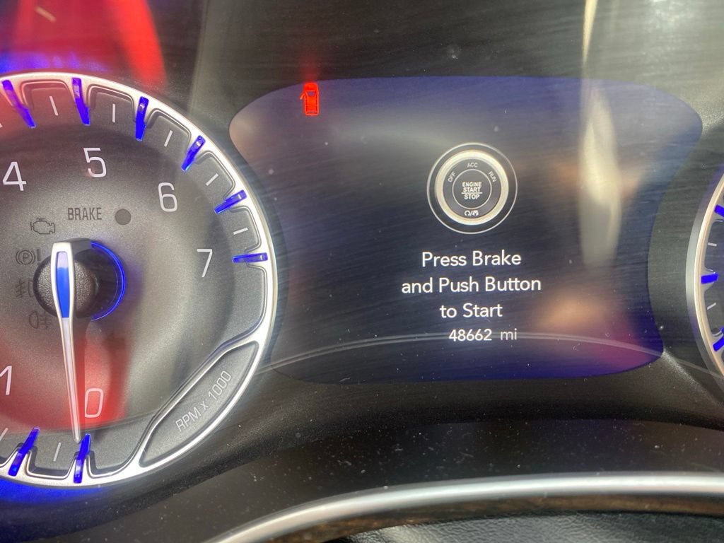 Used 2023 Chrysler Pacifica Limited FWD image 2