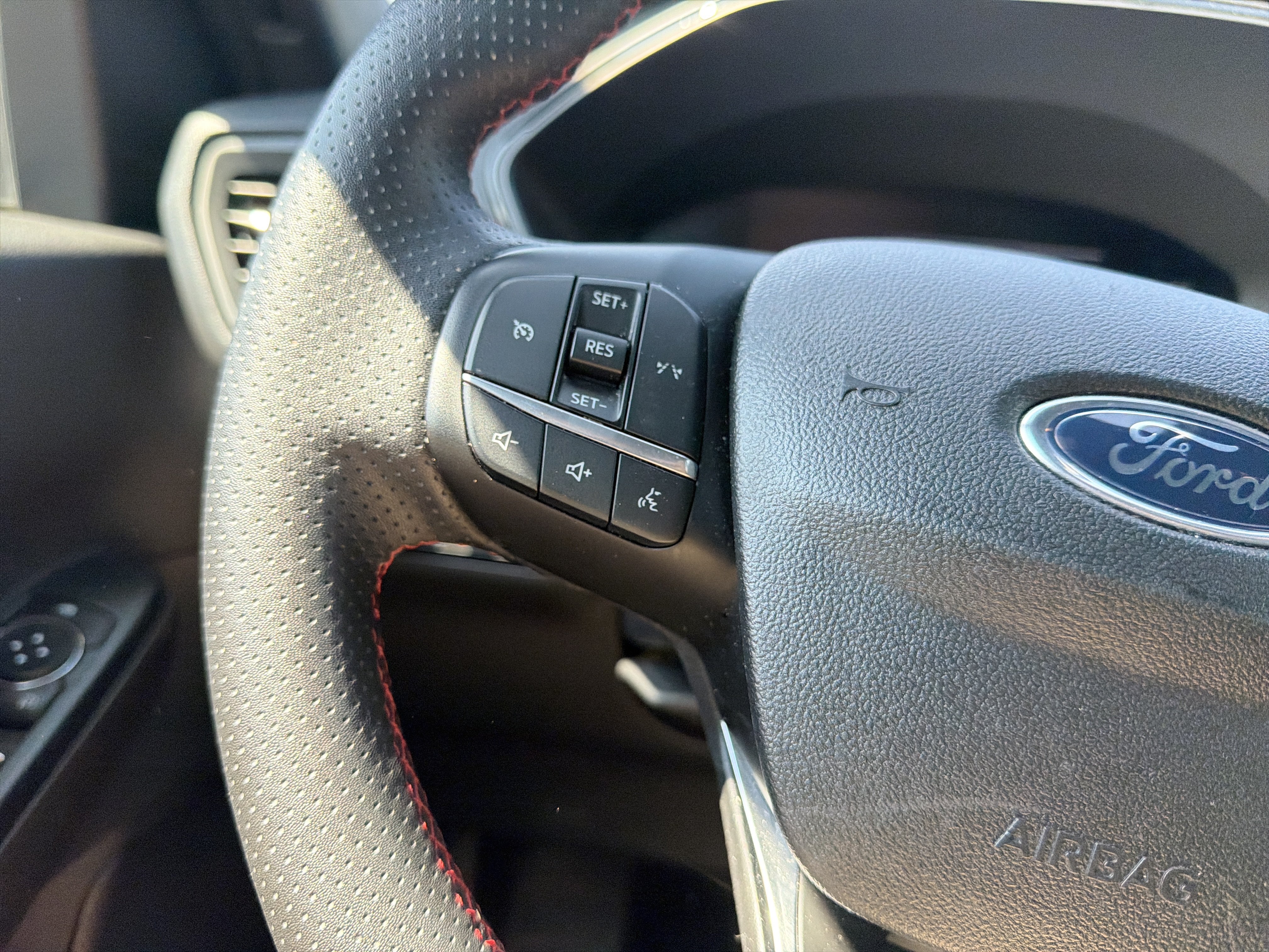 Certified 2025 Ford Escape ST-Line AWD/4WD image 18