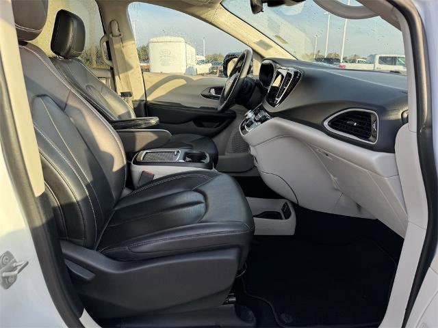 Used 2024 Chrysler Pacifica Touring-L image 19