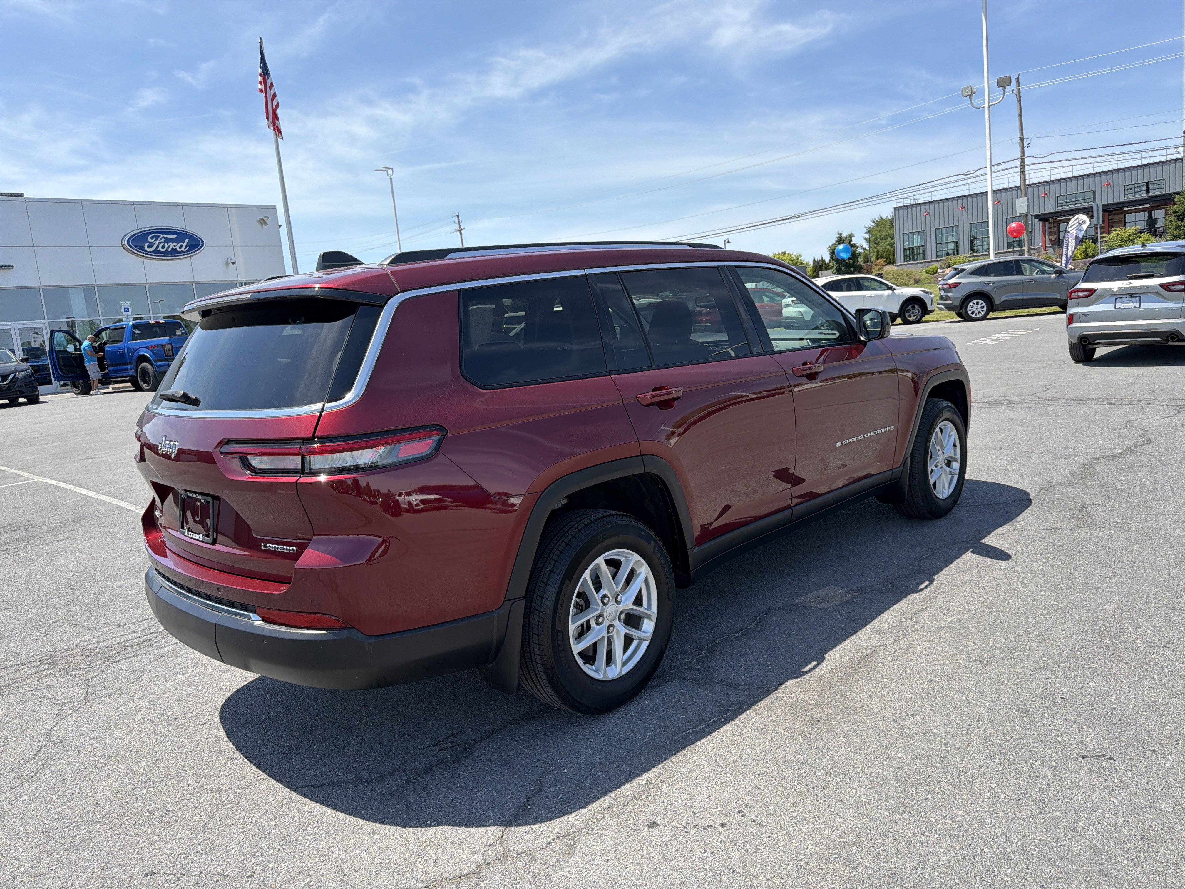 Used 2023 Jeep Grand Cherokee L Laredo w/ Luxury Tech Group I AWD/4WD image 3