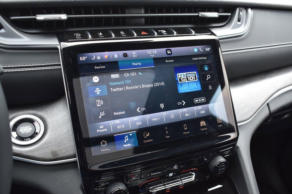 Used 2023 Jeep Grand Cherokee Limited w/ Black Appearance Package image 11