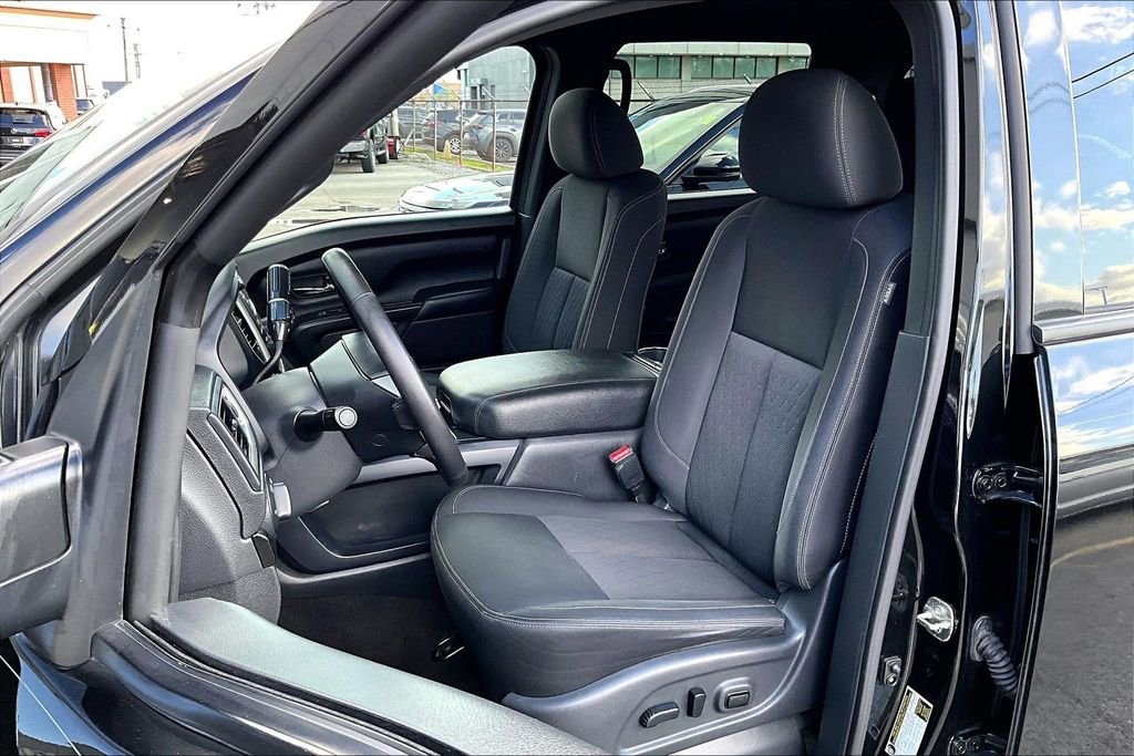Used 2018 Nissan Titan SV w/ SV Convenience Package image 23