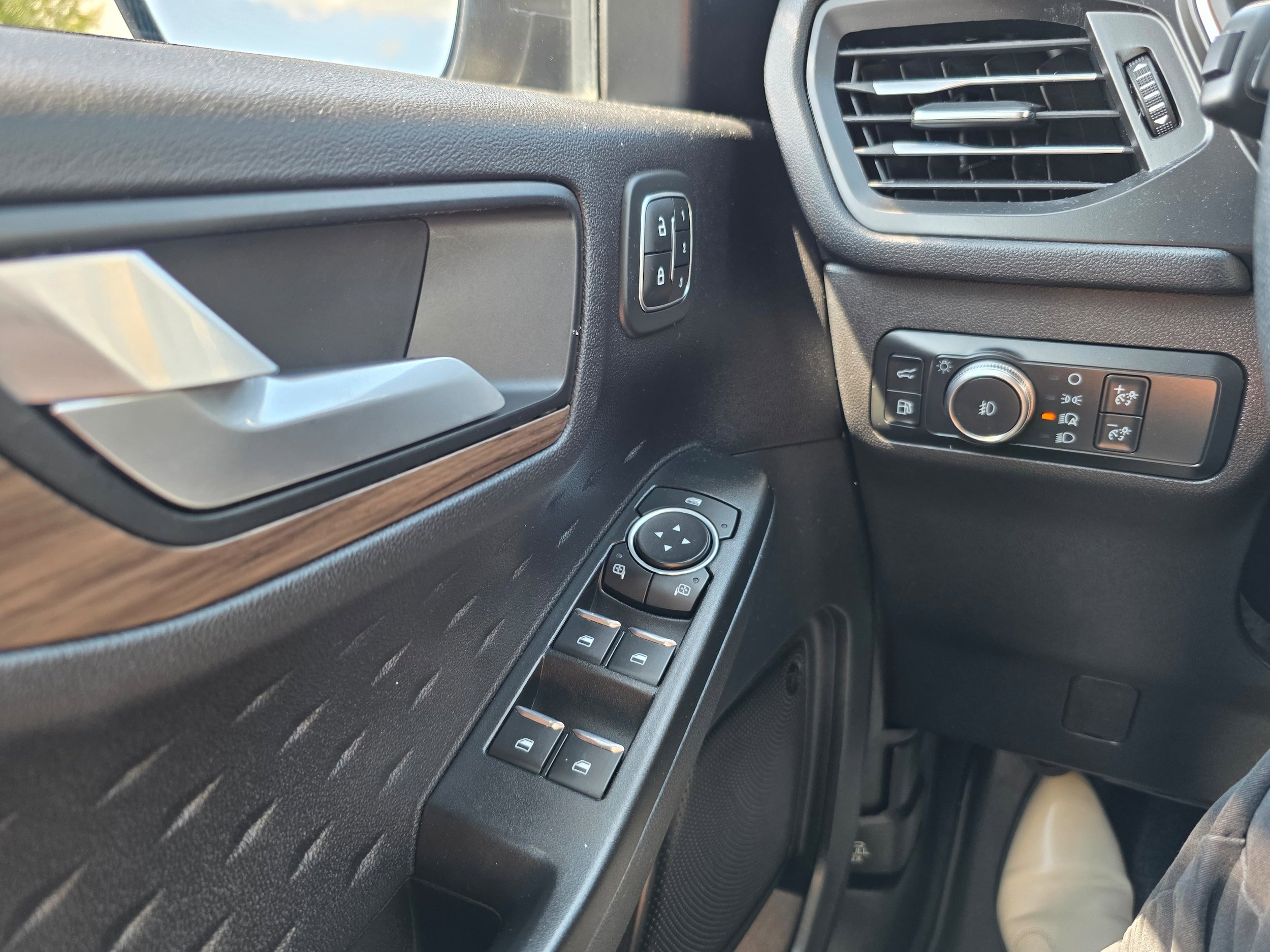 Certified 2020 Ford Escape Titanium FWD image 18