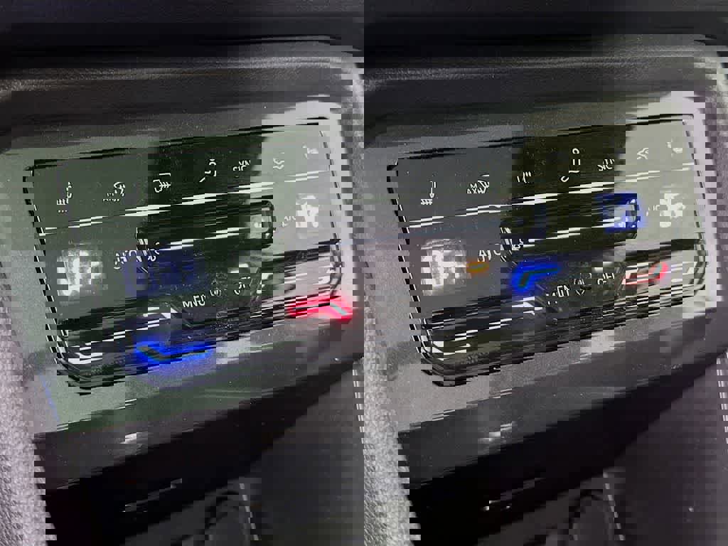 Used 2024 Volkswagen Tiguan SE R-Line image 18