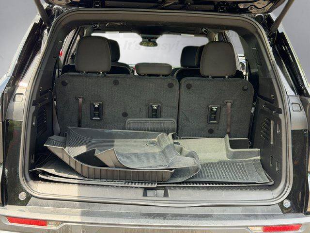 Used 2025 Chevrolet Traverse LT w/ Driver Confidence Package AWD/4WD image 28